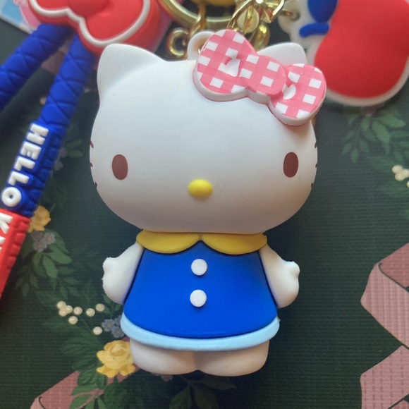 Hello Kitty Keychain - Picture 3 of 4